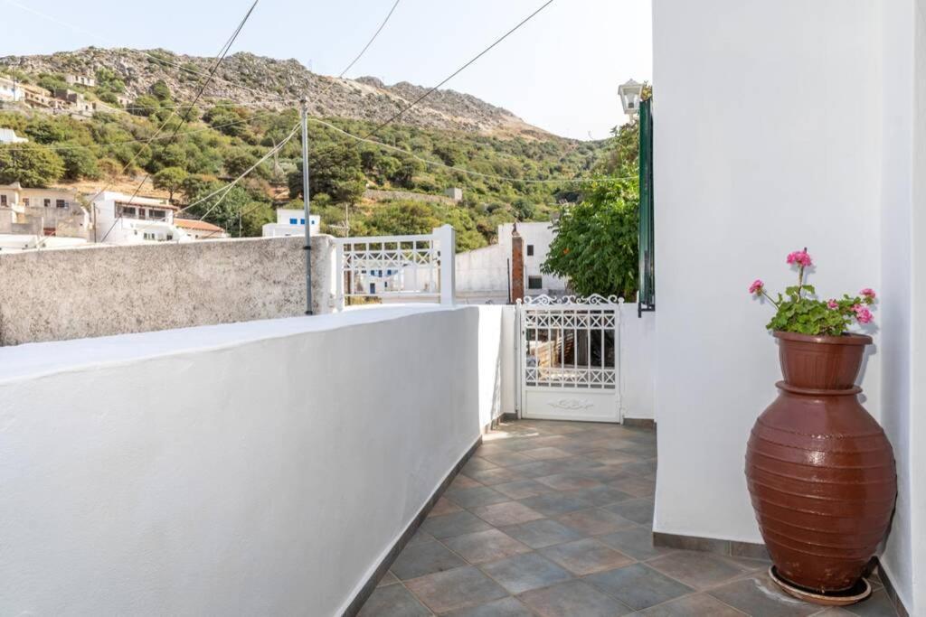 Δροσιά Villa Koronos Exterior photo